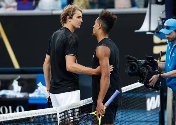 Alexander Zverev gratuliert dem Sieger Michael Mmoh, Australian Open 2023, Melbourne Park, Melbourne, Victoria, Australia. Copyright: xJuergenxHasenkopfx