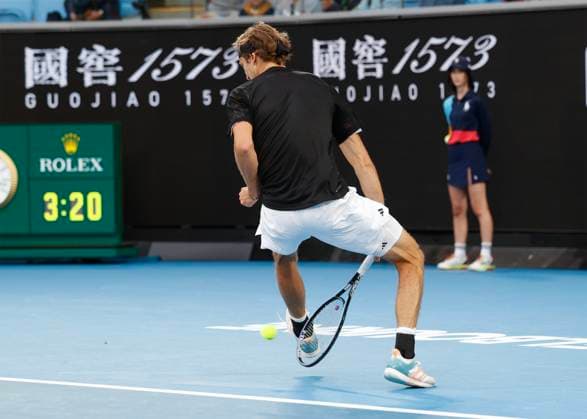 Alexander Zverev (GER) spielt einen Tweener, Australian Open 2023, Melbourne Park, Melbourne, Victoria, Australia. Copyright: xJuergenxHasenkopfx