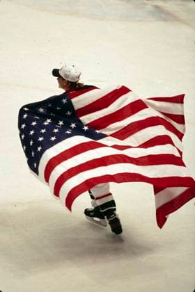 nach Sieg über Kanada jubeln die Amerikanerinnen stoz auf ihr Team und ihr Land *** after victory over Canada Americans cheer stoz on their team and country