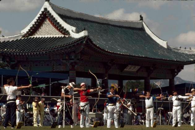 Bogenschießen war 1900 + 1904 + 1908 + 1920 olympisch machte dann Pause und ist seit aMünchen 72 wieder durchgehend Olympisch *** Archery was Olympic in 1900 1904 1908 1920 then took a break and has been consistently Olympic again since aMunich 72