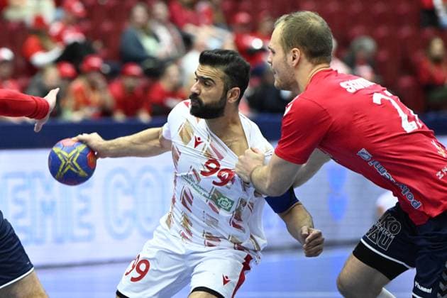 Handball, WM, USA - Bahrain MALMÖ 20230119 Bahrains Husain Alsayyad blir dragen i tröjan av USA:s Paul Skorupa under torsdagens match i handbolls-VM, mellanrundan grupp 4, mellan USA och Bahrain i Malmö Arena. MALMÖ SVERIGE HANDBOLL x50090x Copyright: xJohanxNilsson TTx HANDBOLLS-VM USA-BAHRAIN