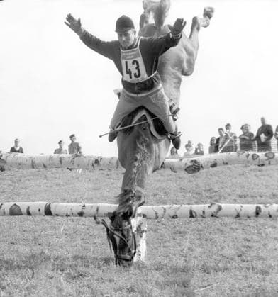 Olympia-Test Military Reiten 24.09.1971 in München: Sturz von Istvan Szabacsy auf Dobo. Reiter und Pferd blieben unverletzt *** Olympic Test Military Riding 24 09 1971 in Munich Fall of Istvan Szabacsy on Dobo Rider and horse remained uninjured HM