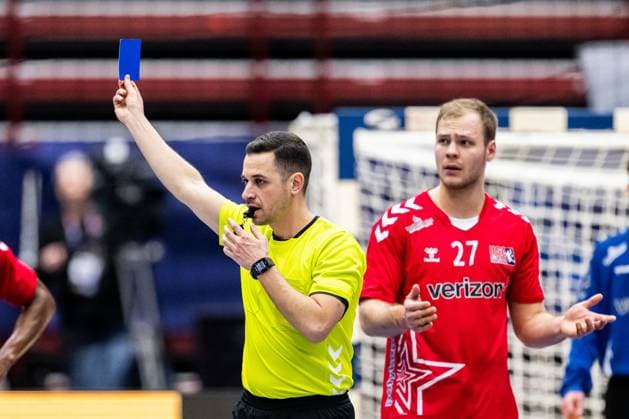 Handball, WM, USA - Bahrain 230119 Paul Skorupa of USA receives a blue card during the 2023 IHF World Men s Handball Championship match between USA and Bahrain on January 19, 2023 in Malmö. Photo: Petter Arvidson BILDBYRAN kod PA PA0491 handball handboll handball ihf 2023 world men?s handball championship handbolls-vm vm 2023 ihf world men?s handball championship day 5 bbeng usa bahrain blatt kort Copyright: PETTERxARVIDSON BB230119PA027