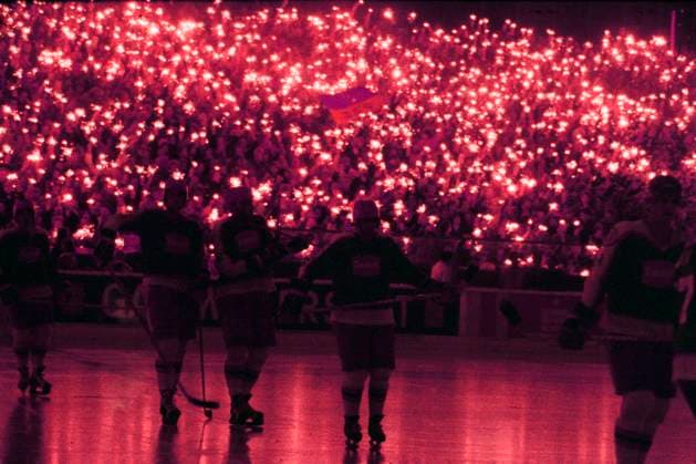 für die Düsseldorfer Eishockey-Fans gab es wegen 8 Deutschen Meisterschaften iele Gründe für stimmungsvollen Jubel besonders 1990 bis 1994 als die DEG 4mal in Folge Meister wurde oder auch bei einem anderen Rekord als die DEG 14 PLAY-OF-Siege in Folge erringen konnte *** for the Düsseldorf ice hockey fans there were many reasons for atmospheric jubilation because of 8 German championships especially 1990 to 1994 when DEG became champion 4 times in a row or also at another record when DEG could achieve 14 PLAY OF victories in a row