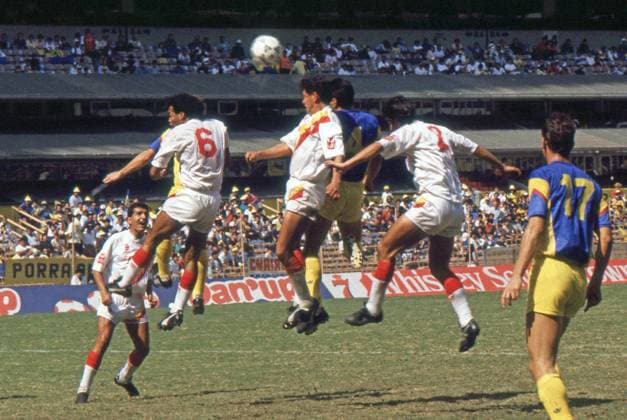 117140317MDL_ARC_HIS_TENA Historic Photo of Alfredo Tena Team America versus Tecos with Donizette at 1989. Foto Historica de Alfredo Tena del Equipo America contra Donizette del Equipo Tecos en 1989. 1989 MEXSPORT David Leah MEXICO CIUDAD DE MEXICO MEXICO  Copyright: xALFREDOxTENAx1989x 117140317MDL_ARC_HIS_TENA528