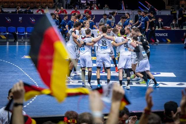Handball Kattowitz 19.01.2023 Weltmeisterschaft Handball WM Männer Vorrunde Deutschland (GER) - Argentinien (ARG) Team Deutschland feiert den Sieg Fans Jubel