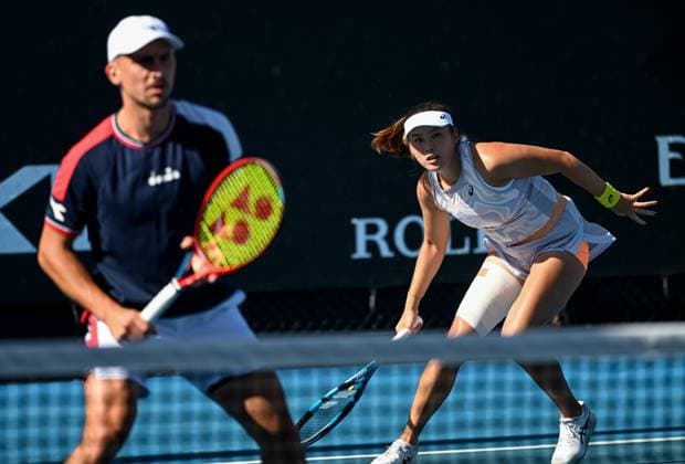 (230120) -- MELBOURNE, Jan. 20, 2023 -- Yang Zhaoxuan (R) Jan Zielinski compete during the mixed doubles 1st round match between Yang Zhaoxuan (China) Jan Zielinski (Poland) and Gabriela Dabrowski (Canada) Max Purcell (Australia) at Australian Open tennis tournament in Melbourne, Australia, on Jan. 20, 2023. ) (SP)AUSTRALIA-MELBOURNE-TENNIS-AUSTRALIAN OPEN-DAY 5 GuoxLei 