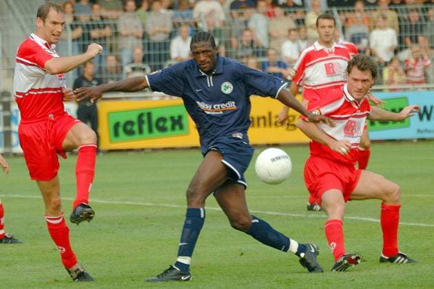 03.08.2001 - Fussball - Saison 2001 2002 - 2. Fussball - Bundesliga - LR Ahlen - SpVgg Greuther Fürth ( Kleeblatt ) - only for editorial use - Francis Kioyo *** 03 08 2001 football season 2001 2002 2 football Bundesliga LR Ahlen SpVgg Greuther Fürth cloverleaf only for editorial use Francis Kioyo
