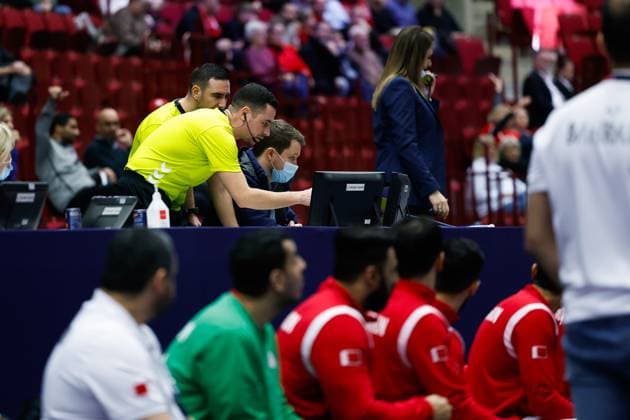 Handball I Herren I Weltmeisterschaft 2023 I Hauptrunde Gruppe 4 I USA - Bahrain I 19.01.2023 Die französichen Schiedsrichter Karim Gasmi und Raouf Gasmi sehen sich die Biss-Szene noch einmal an, bevor sie die Blaue Karte gegen Paul Skorupa geben. Malmö Malmö Arena Schweden Copyright: xLobecax xIngridxAnderson-Jensenx