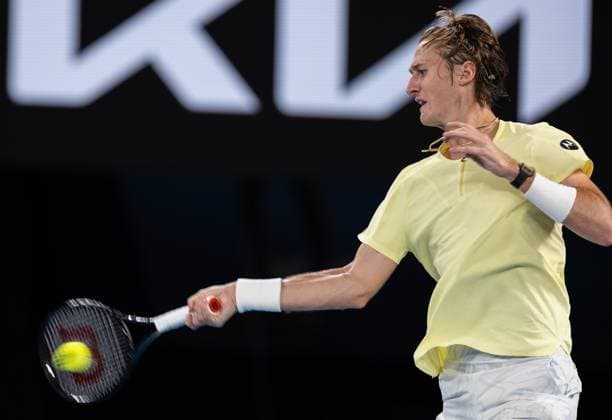 (230120) -- MELBOURNE, Jan. 20, 2023 -- Sebastian Korda of the United States competes during the men s singles third round match against Daniil Medvedev of Russia at Australian Open tennis tournament in Melbourne, Australia, on Jan. 20, 2023. (Photo by Hu Jingchen Xinhua) (SP)AUSTRALIA-MELBOURNE-TENNIS-AUSTRALIAN OPEN-DAY 5 BaixXuefei 
