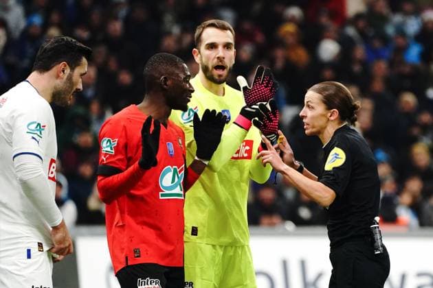 Fußball, Coupe de France, Olympique Marseille - Stade Rennes StÃ fanie Frappart (arbitre) - Pau Lopez (Olympique de Marseille) - Hamari TraorÃ (Rennes) FOOTBALL : Olympique de Marseille vs Stade Rennais - 16eme de finale de coupe de France - Marseille - 20 01 2023 NorbertScanella Panoramic 