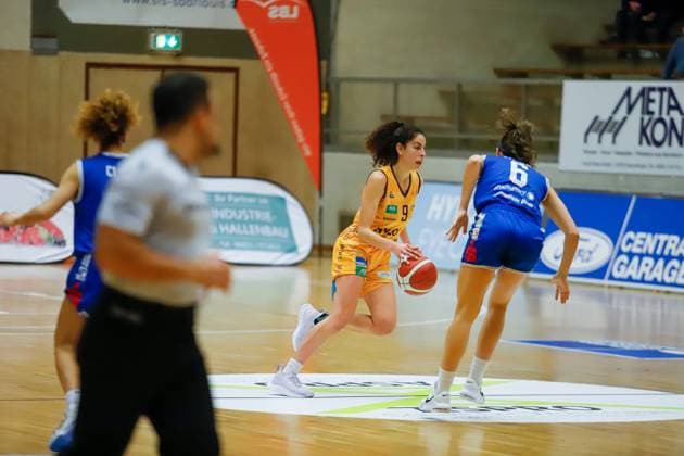 20.01.2023, Basketball, Bundesliga-Frauen, Saison 2022 2023, TV Saarlouis Royals - BC Pharmaserv Marburg, Laura Oliveira Ferreira (TV Saarlouis Royals), Theresa Simon (BC Pharmaserv Marburg) Saarlouis Stadtgartenhalle Deutschland (DE)