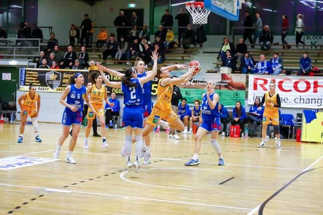 20.01.2023, Basketball, Bundesliga-Frauen, Saison 2022 2023, TV Saarlouis Royals - BC Pharmaserv Marburg, Ketja Vihmane (TV Saarlouis Royals), Paige Marie Bradley (BC Pharmaserv Marburg), Esther Marjolein Fokke (BC Pharmaserv Marburg) Saarlouis Stadtgartenhalle Deutschland (DE)