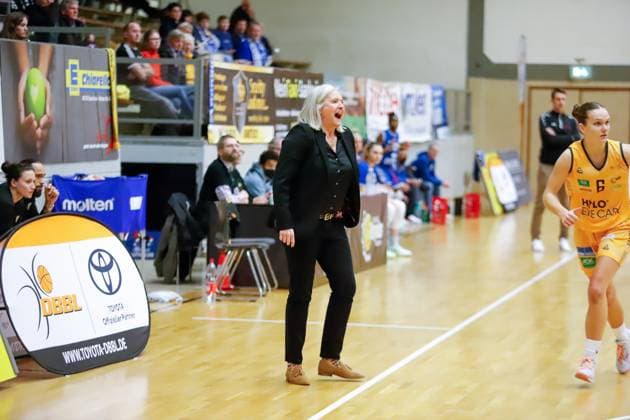 20.01.2023, Basketball, Bundesliga-Frauen, Saison 2022 2023, TV Saarlouis Royals - BC Pharmaserv Marburg, Trainerin Isabel Fernandez (TV Saarlouis Royals) Saarlouis Stadtgartenhalle Deutschland (DE)