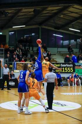 20.01.2023, Basketball, Bundesliga-Frauen, Saison 2022 2023, TV Saarlouis Royals - BC Pharmaserv Marburg, Brianna Lee Rollerson (TV Saarlouis Royals), India Lee Pagan (BC Pharmaserv Marburg) Saarlouis Stadtgartenhalle Deutschland (DE)