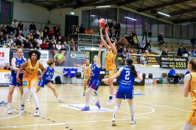 20.01.2023, Basketball, Bundesliga-Frauen, Saison 2022 2023, TV Saarlouis Royals - BC Pharmaserv Marburg, Laura Oliveira Ferreira (TV Saarlouis Royals), Venla Vilhelmina Varis (BC Pharmaserv Marburg) Saarlouis Stadtgartenhalle Deutschland (DE)