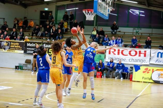 20.01.2023, Basketball, Bundesliga-Frauen, Saison 2022 2023, TV Saarlouis Royals - BC Pharmaserv Marburg, Brianna Lee Rollerson (TV Saarlouis Royals), Marie Bertholdt (BC Pharmaserv Marburg), Theresa Simon (BC Pharmaserv Marburg) Saarlouis Stadtgartenhalle Deutschland (DE)