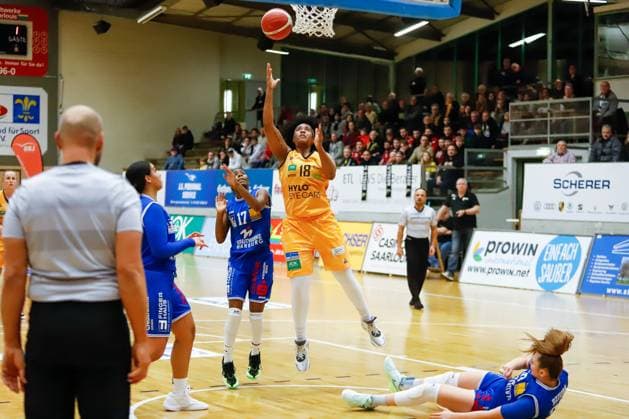 20.01.2023, Basketball, Bundesliga-Frauen, Saison 2022 2023, TV Saarlouis Royals - BC Pharmaserv Marburg, Brianna Lee Rollerson (TV Saarlouis Royals), Tonisha Vanee Baker (BC Pharmaserv Marburg) Saarlouis Stadtgartenhalle Deutschland (DE)