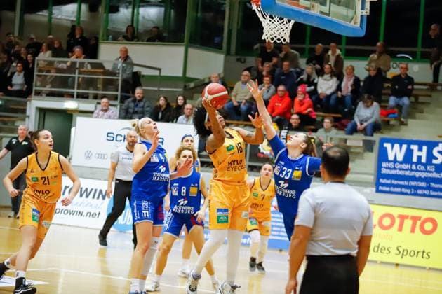 20.01.2023, Basketball, Bundesliga-Frauen, Saison 2022 2023, TV Saarlouis Royals - BC Pharmaserv Marburg, Brianna Lee Rollerson (TV Saarlouis Royals), Lena Dziuba (BC Pharmaserv Marburg) Saarlouis Stadtgartenhalle Deutschland (DE)