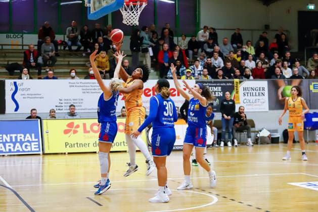 20.01.2023, Basketball, Bundesliga-Frauen, Saison 2022 2023, TV Saarlouis Royals - BC Pharmaserv Marburg, Brianna Lee Rollerson (TV Saarlouis Royals), India Lee Pagan (BC Pharmaserv Marburg), Marie Berthold (BC Pharmaserv Marburg), Theresa Simon (BC Pharmaserv Marburg) Saarlouis Stadtgartenhalle Deutschland (DE)