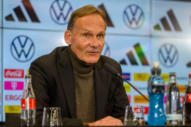 Fußball: Hans-Joachim Watzke spricht während der Pressekonferenz im DFB-Campus zu den Journalisten. DFB-Präsident Bernd Neuendorf und der 1. DFB-Vizepräsident Hans-Joachim Watzke stellen an diesem Tag in Frankfurt Rudi Völler als neuen Sportdirektor der A-Nationalmannschaft und Nachfolger von Oliver Bierhoff vor. Copyright: xChristopherxNeundorfx