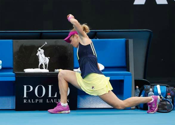 Laura Siegemund (GER) macht Dehnuebungen waehrend der Spielpause, Australian Open 2023, Melbourne Park, Melbourne, Victoria, Australia. Copyright: xJuergenxHasenkopfx