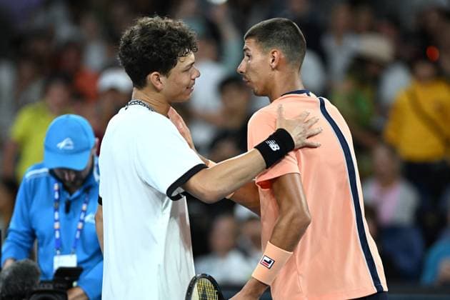 TENNIS AUSTRALIAN OPEN, Ben Shelton of the United States shakes hands with Alexei Popyrin of Australia after defeating him during the 2023 Australian Open tennis tournament at Melbourne Park in Melbourne, Wednesday, May 1, 2019. ( NO ARCHIVING, EDITORIAL USE ONLY, NO USE IN BOOKS WITHOUT CONSENT MELBOURNE VICTORIA AUSTRALIA  Copyright: xJAMESxROSSx 20230121001755036737