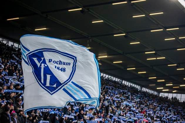GER, 1.FBL, VfL Bochum vs Hertha BSC 21.01.2023, Vonovia Ruhrstadion, GER, 1.FBL, VfL Bochum vs Hertha BSC im Bild Fahne VfL Bochum, Fans singen Bochum von Grönemeyer, *** GER, 1 FBL, VfL Bochum vs Hertha BSC 21 01 2023, Vonovia Ruhrstadion, GER, 1 FBL, VfL Bochum vs Hertha BSC in picture flag VfL Bochum, fans sing Bochum by Grönemeyer, nordphotoxGmbHx xRauch nph00251