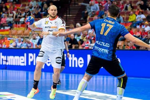 Katowice, 19. Januar 2023: Handball IHF WM, Hauptrunde, 1. Spieltag, Deutschland - Argentinien Paul Drux (Deutschland), Gonzalo Carro Castro (Argentien) Katowice Spodek Arena Polen