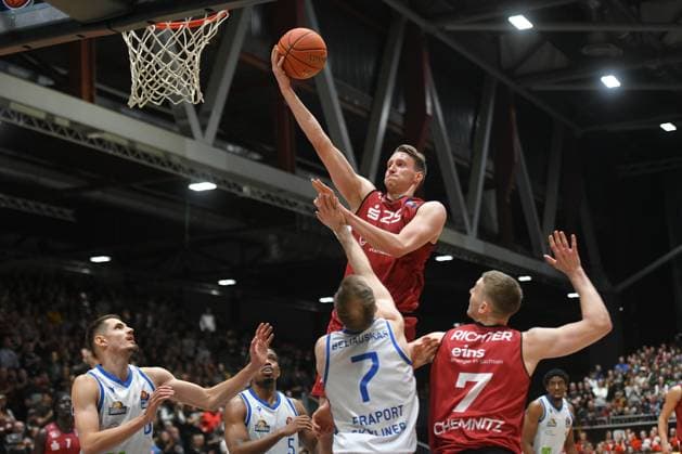 Mindaugas Susinskas (NINERS Chemnitz) oben. GER, NINERS Chemnitz vs. Fraport Skyliners, Basketball, Bundesliga, easycredit BBL, 16. Spieltag, Saison 2022 2023, 21.01.2023 DFB DFL REGULATIONS PROHIBIT ANY USE OF PHOTOGRAPHS AS IMAGE SEQUENCES AND OR QUASI-VIDEO GER, NINERS Chemnitz vs. Fraport Skyliners, Basketball, Bundesliga, easycredit BBL, 16. Spieltag, Saison 2022 2023, 21.01.2023 Chemnitz *** Mindaugas Susinskas NINERS Chemnitz top GER, NINERS Chemnitz vs Fraport Skyliners, Basketball, Bundesliga, easycredit BBL, 16 Spieltag, Saison 2022 2023, 21 01 2023 DFB DFL REGULATIONS PROHIBIT ANY USE OF PHOTOGRAPHS AS IMAGE SEQUENCES AND OR QUASI VIDEO GER, NINERS Chemnitz vs Fraport Skyliners, Basketball, Bundesliga, easycredit BBL, 16 Spieltag, Saison 2022 2023, 21 01 2023 Chemnitz Copyright: xEibner-Pressefoto BertxHarzerx EP_EER