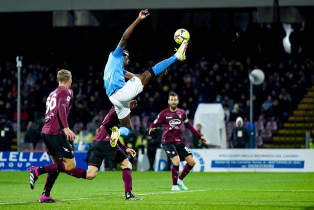 Sport Bilder des Tages US Salernitana v SSC Napoli - Serie A Victor Osimhen of SSC Napoli controls the ball during the Serie A match between US Salernitana and SSC Napoli at Stadio Arechi, Salerno, Italy on 21 January 2023. Salerno Salerno Italy  Copyright: xGiuseppexMaffiax originalFilename:maffia-ussalern230121_nprJH.jpg