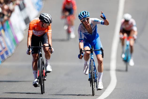 Bilder des Jahres 2023, Sport 01 Januar Sport Bilder des Tages CYCLING TOUR DOWN UNDER, Simon Yates of Team Jayco AlUla celebrates stage victory with Jay Vine of UAE Team Emirates the General Classification winner during the Men s Stage 5, Unley to Mount Lofty of the 2023 Santos Tour Down Under professional road bicycle race in Adelaide, Sunday, January 22, 2023. ( NO ARCHIVING, EDITORIAL USE ONLY, NO USE IN BOOKS WITHOUT CONSENT ADELAIDE SOUTH AUSTRALIA AUSTRALIA  Copyright: xMATTxTURNERx 20230122001755405995