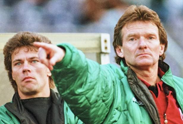 RECORD DATE NOT STATED Aus 2. BL. Saison 1995 96 Hannover 96 - FC Carl Zeiss Jena 1:1 am 11.11.1995. Im Foto: re. Han96 Trainer Egon Cordes sowie Co.-Tr. Frank Hartmann *** From 2 BL season 1995 96 Hannover 96 FC Carl Zeiss Jena 1 1 on 11 11 1995 In photo r Han96 coach Egon Cordes as well as Co Tr Frank Hartmann