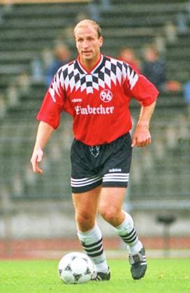RECORD DATE NOT STATED Aus 2. BL. Saison 1995 96 Hannover 96 - FC Carl Zeiss Jena 1:1 am 11.11.1995. Im Foto: Han96 Spieler Roger Prinzen *** From 2 BL season 1995 96 Hannover 96 FC Carl Zeiss Jena 1 1 on 11 11 1995 In photo Han96 player Roger Prinzen