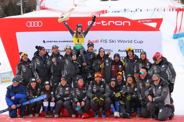 Bilder des Jahres 2023, Sport 01 Januar ALPINE SKIING - FIS WC Cortina D Ampezzo CORTINA D AMPEZZO,ITALY,22.JAN.23 - ALPINE SKIING - FIS World Cup, Super G, ladies. Image shows the rejoicing of Marta Bassino (ITA) with Team ITA.  GEPAxpictures xThomasxBachun