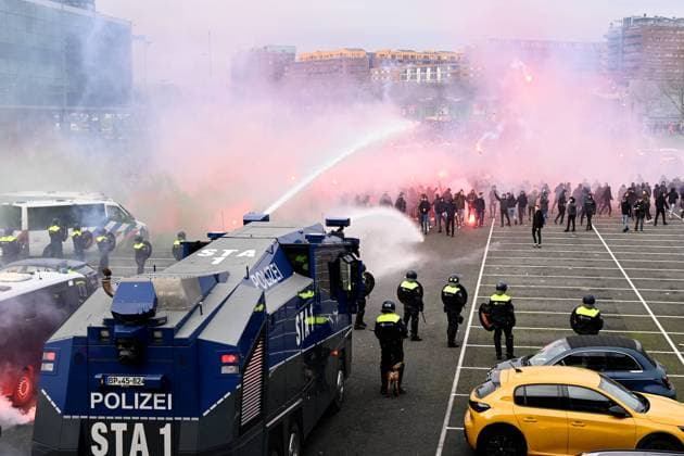 Bilder des Jahres 2023, Sport 01 Januar Sport Bilder des Tages ROTTERDAM - Crowd ahead of the Dutch premier league match between Feyenoord and Ajax at Feyenoord Stadion de Kuip on January 22, 2023 in Rotterdam, Netherlands. ANP OLAF KRAAK Dutch Eredivisie 2022 2023 xVIxANPxSportx xxANPxIVx *** ROTTERDAM Crowd ahead of the Dutch premier league match between Feyenoord and Ajax at Feyenoord Stadion de Kuip on January 22, 2023 in Rotterdam, Netherlands ANP OLAF KRAAK Dutch Eredivisie 2022 2023 xVIxANPxSportx xxANPxIVx 461310133 originalFilename: 461310133.jpg