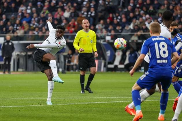 Frankfurt am Main, xjfx 21.01.2023 1.Bundesliga Eintracht Frankfurt - FC Schalke 04 v.l., Torschuss Eric Junior Dina Ebimbe (Eintracht Frankfurt) (DFL DFB REGULATIONS PROHIBIT ANY USE OF PHOTOGRAPHS as IMAGE SEQUENCES and or QUASI-VIDEO) *** Frankfurt am Main, xjfx 21 01 2023 1 Bundesliga Eintracht Frankfurt FC Schalke 04 v l , goal shot Eric Junior Dina Ebimbe Eintracht Frankfurt DFL DFB REGULATES PROHIBIT ANY USE OF PHOTOGRAPHS as IMAGE SEQUENCES and or QUASI VIDEO Copyright: JoaquimxFerreira