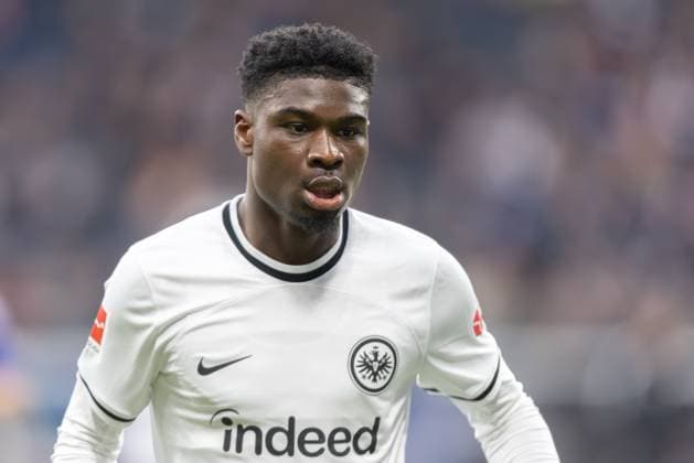 Eintracht Frankfurt - FC Schalke 04, 1. FBL Eric-Junior Dina Ebimbe (Eintracht Frankfurt, 26). Bundesligaspiel zwischen Eintracht Frankfurt und dem FC Schalke 04 am 21. Januar 2023 im Deutsche Bank Park in Frankfurt am Main. Nach Vorgaben der DFL, Deutsche Fußball Liga, ist es untersagt, in dem Stadion und oder vom Spiel angefertigte Fotoaufnahmen in Form von Sequenzbildern und oder videoähnlichen Fotostrecken zu verwerten bzw. verwerten zu lassen., Frankfurt am Main Hessen Deutschland Deutsche Bank Park *** Eintracht Frankfurt FC Schalke 04, 1 FBL Eric Junior Dina Ebimbe Eintracht Frankfurt, 26 Bundesliga match between Eintracht Frankfurt and FC Schalke 04 on 21 January 2023 at Deutsche Bank Park in Frankfurt am Main According to the requirements of the DFL, German Football League, it is prohibited in the stadium and or from the game made photographs in the form of sequence pictures and or video-like photo series to exploit or to let exploit , Frankfurt am Main Hesse Germany Deutsche Bank Park