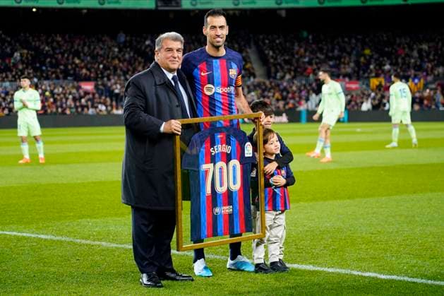 Bilder des Jahres 2023, Sport 01 Januar Sport Bilder des Tages Fußball, FC Barcelona - FC Getafe ESP: FC Barcelona, Barca - Getafe CF. La Liga Santander Sergio Busquets of FC Barcelona 700 matches played as FC Barcelona players with the president Joan Laporta during the La Liga match between FC Barcelona and Getafe CF played at Spotify Camp Nou Stadium on January 22, 2023 in Barcelona, Spain. kpng Copyright: xColasxBuerax xPRESSINx PS_230122_009