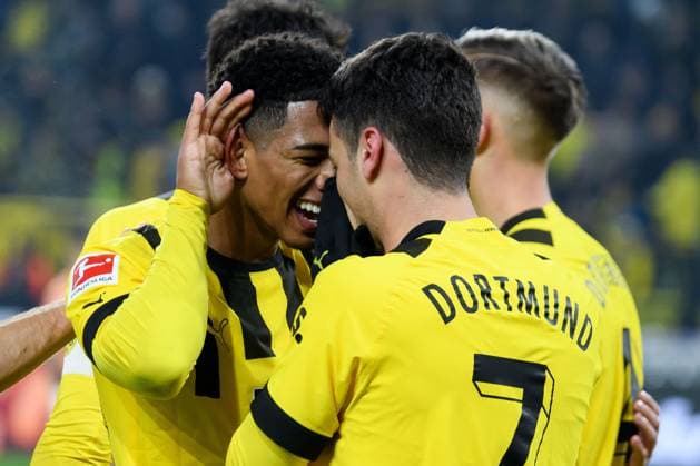 Sport Bilder des Tages Jude BELLINGHAM (DO) und Torschuetze Giovanni REYNA (DO) juebeln ueber sein Tor zum 4:3 fuer Borussia Dortmund, Jubel, jubeln, jubelnd, Freude, cheers, celebrate,Torjubel, Fussball 1. Bundesliga, 16. Spieltag, Borussia Dortmund (DO) - FC Augsburg (A) 4:3, am 22.01.2023 in Dortmund Deutschland. Â *** Jude BELLINGHAM DO and goal scorer Giovanni REYNA DO jubilate over his goal to make it 4 3 for Borussia Dortmund, jubilation, jubilation, joy, cheers, celebrate, goal jubilation, soccer 1 Bundesliga, 16 matchday, Borussia Dortmund DO FC Augsburg A 4 3, on 22 01 2023 in Dortmund Germany Â