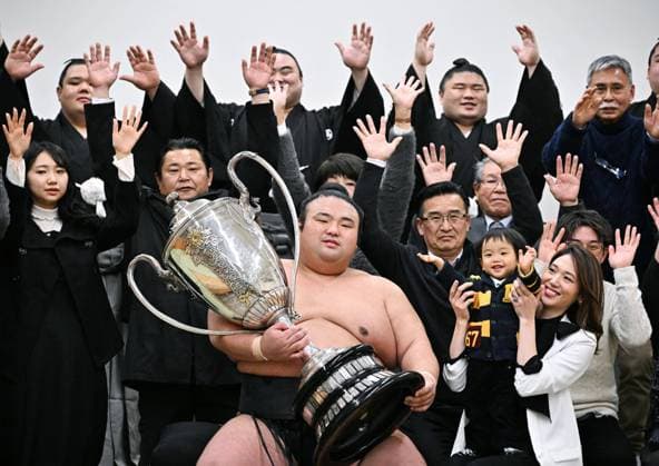 Bilder des Jahres 2023, Sport 01 Januar Sport Bilder des Tages New Year Grand Sumo Tournament Ozeki Takakeisho (C) holds the Emperor s Cup during a ceremony held after his win in the New Year Grand Sumo Tournament on Jan. 22, 2023, at Tokyo s Ryogoku Kokugikan. (Pool photo)  A14AA0001387720P 