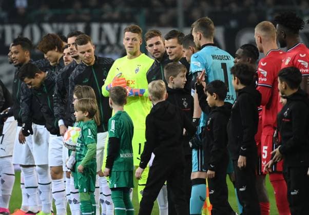 Torwart Jonas Omlin (Borussia Moenchengladbach), mitte, rechts daneben Christoph Kramer (Borussia Moenchengladbach) 22.01.2023, Fussball GER, Saison 2022 2023, 1. Bundesliga, 16. Spieltag, Borussia Mönchengladbach - Bayer 04 Leverkusen 2:3 Moenchengladbach Borussia Park Nordrhein Westfalen Deutschland