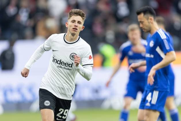 Eintracht Frankfurt - FC Schalke 04, 1. FBL Jesper Lindström (Eintracht Frankfurt, 29). Bundesligaspiel zwischen Eintracht Frankfurt und dem FC Schalke 04 am 21. Januar 2023 im Deutsche Bank Park in Frankfurt am Main. Nach Vorgaben der DFL, Deutsche Fußball Liga, ist es untersagt, in dem Stadion und oder vom Spiel angefertigte Fotoaufnahmen in Form von Sequenzbildern und oder videoähnlichen Fotostrecken zu verwerten bzw. verwerten zu lassen., Frankfurt am Main Hessen Deutschland Deutsche Bank Park *** Eintracht Frankfurt FC Schalke 04, 1 FBL Jesper Lindström Eintracht Frankfurt, 29 Bundesliga match between Eintracht Frankfurt and FC Schalke 04 on 21 January 2023 at Deutsche Bank Park in Frankfurt am Main According to the requirements of the DFL, German Football League, it is prohibited in the stadium and or from the game made photographs in the form of sequence pictures and or video-like photo series to exploit or to let exploit , Frankfurt am Main Hesse Germany Deutsche Bank Park