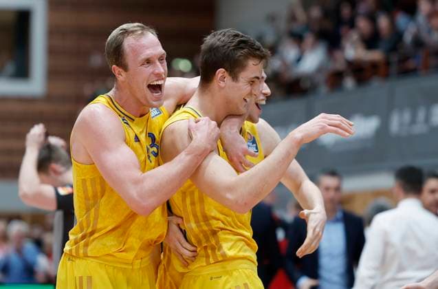 v. li. Luke Sikma (Alba Berlin, 42) und Yanni Wetzell (Alba Berlin, 7) herzen Tim Schneider (Alba Berlin, 10) nach seinem erfolgreichen 3er in 2 sec vor dem Ende, 23.01.2023, Basketball, BBL, 16. Spieltag, Wuerzburg Baskets - Alba Berlin, GER, Wuerzburg, tectake Arena Copyright: HMBxMedia xHeikoxBecker