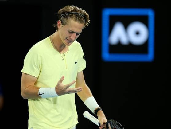 Mandatory Credit: Photo by Ella Ling Shutterstock (13729781ac) Sebastian Korda of USA looks down at his injured wrist in frustration Australian Open, Day Nine, Tennis, Melbourne Park, Melbourne, Australia - 24 Jan 2023 Australian Open, Day Nine, Tennis, Melbourne Park, Melbourne, Australia - 24 Jan 2023  Copyright: xEllaxLing Shutterstockx 13729781ac