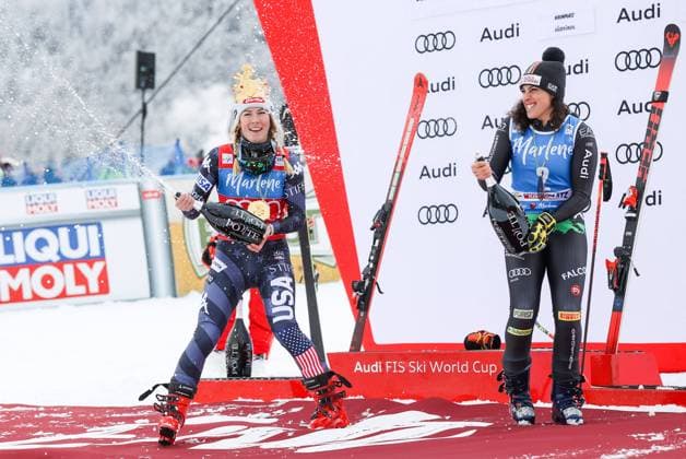 Bilder des Jahres 2023, Sport 01 Januar Sport Bilder des Tages ALPINE SKIING - FIS WC Kronplatz KRONPLATZ,ITALY,24.JAN.23 - ALPINE SKIING - FIS World Cup,giant slalom, ladies. Image shows Mikaela Shiffrin (USA) and Federica Brignone (ITA). Keywords: champagne.  GEPAxpictures xHaraldxSteiner