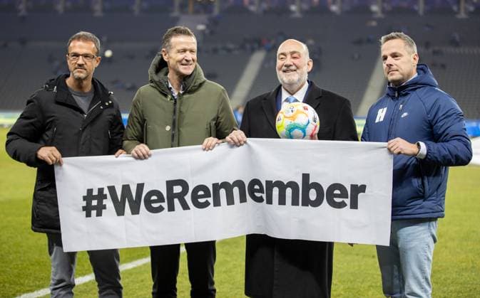 Berlin, 24.01.2023, Fussball, Bundesliga, 17. Spieltag, Hertha BSC - VfL Wolfsburg, Olympiastadion. Fredi Bobic (l), Geschaeftsfuehrer von Hertha BSC, und Herthas Praesident Kay Bernstein (r) mit einem Banner mit Schriftzug: WeRemember zum Anlass des internationalen Holocaust-Gedenktages. DFL regulations and DFB regulations prohibit any use of photographs as image sequences and or quasi-video, Foto: Andreas Gora Hertha BSC - VfL Wolfsburg