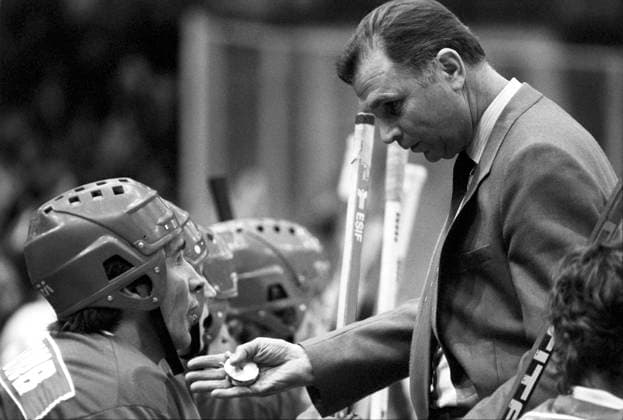 Moscow, Soviet Union. Soviet defenceman Alexei Kasatonov (L) consults head coach Viktor Tikhonov during an Ice hockey, Eishockey match of the 1985 Izvestia Cup. Alexander Yakovlev TASS  1420526
