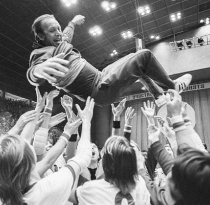 Kiev, USSR. Coach of the national team, Nationalteam of the German Democratic Republic Peter Kretschmar accepts congratulations from the team after their victory at the 6th World Handball Championship among women s teams. Alexander Yakovlev, Vladimir Samokhotsky, Alexei Poddubny TASS  17407775