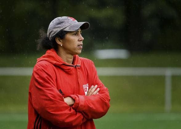 Steffi Jones - Frauen-Fußball Landesliga - SSV Buer *** NUR FÜR REDAKTIONELLE ZWECKE *** EDITORIAL USE ONLY ***<p>Steffi Jones, Co-Trainerin der 1. Frauenmannschaft des SSV Buer, steht während des Meisterschaftsspiels gegen FC Borussia Dröschede am 06. Oktober 2019 am Spielfeldrand im Stadion Löchterheide in Gelsenkirchen. Die ehemalige Bundestrainerin der Frauen-Fußball-Nationalmannschaft hilft seit der vergangenen Saison der Landesliga-Mannschaft des SSV Buer. Deutschland NRW Gelsenkirchen Copyright: OlafxZiegler *** Steffi Jones Women Football National league SSV Buer *** only for editorial Purposes *** Editorial Use only *** P Steffi Jones, Co Trainer the 1 Women u0026 39;s team the SSV Buer, is during the Championship game against FC Borussia Dröschede at 06 October 2019 at Field edge in Stadium Loechterheide in Gelsenkirchen The Former Federal trainers the Women Football national team helps since the past Season the National league Team the SSV Buer Germany NRW Gelsenkirchen Copyright OlafxZiegler Copyright: OlafxZiegler doc77f3dsm3g5gfjw5u1j4s ,EDITORIAL USE ONLY
